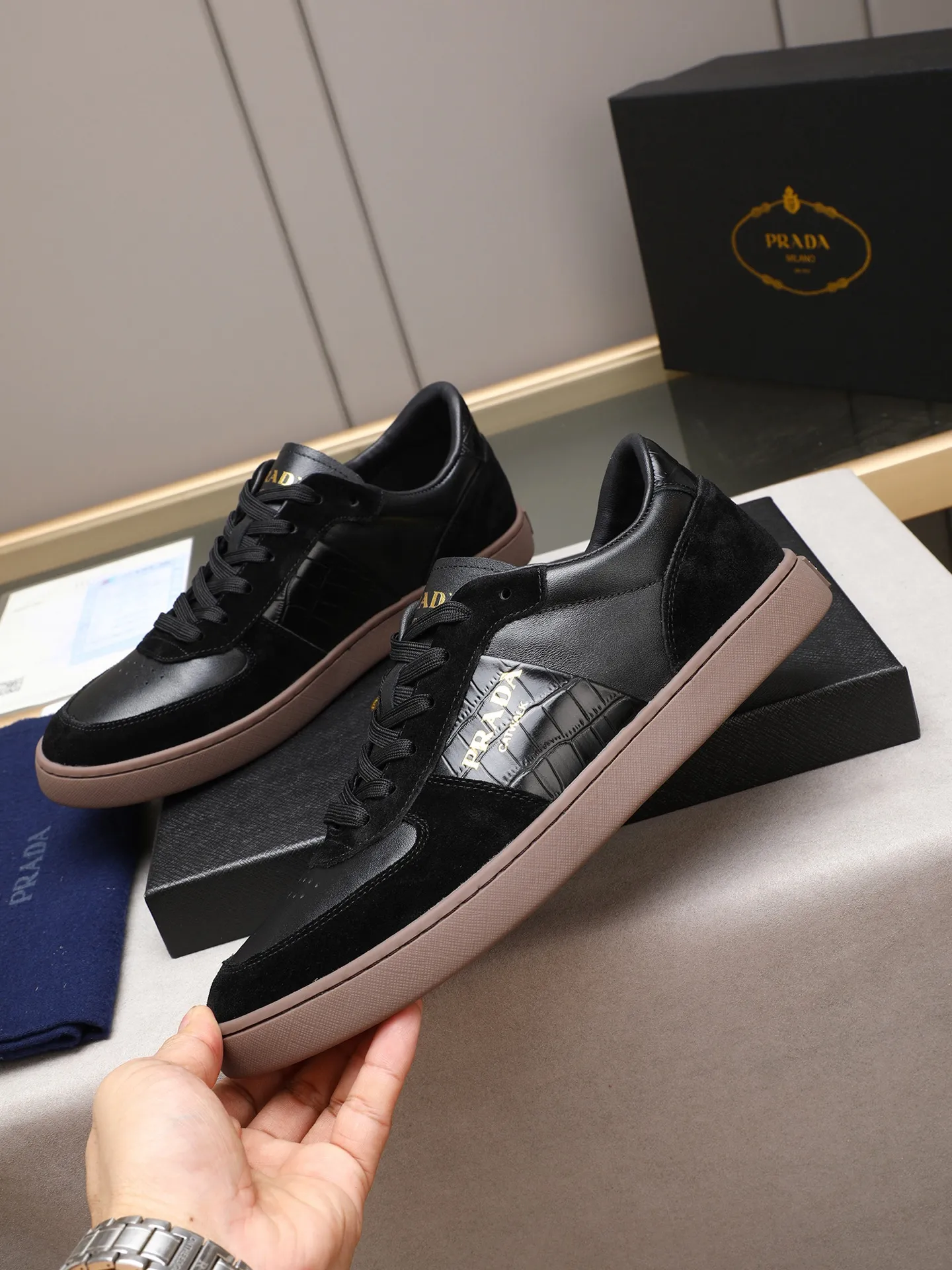 Men's shoes💰420💰 Brand: PRADA (Prada) Standard code: Men's code 38–44 (45 can be customized) Material: Original cowhide, breathable sheep lining Special outsole Style category: Men's fashionable casual sneakers Low-key luxury! Color: actual picture color